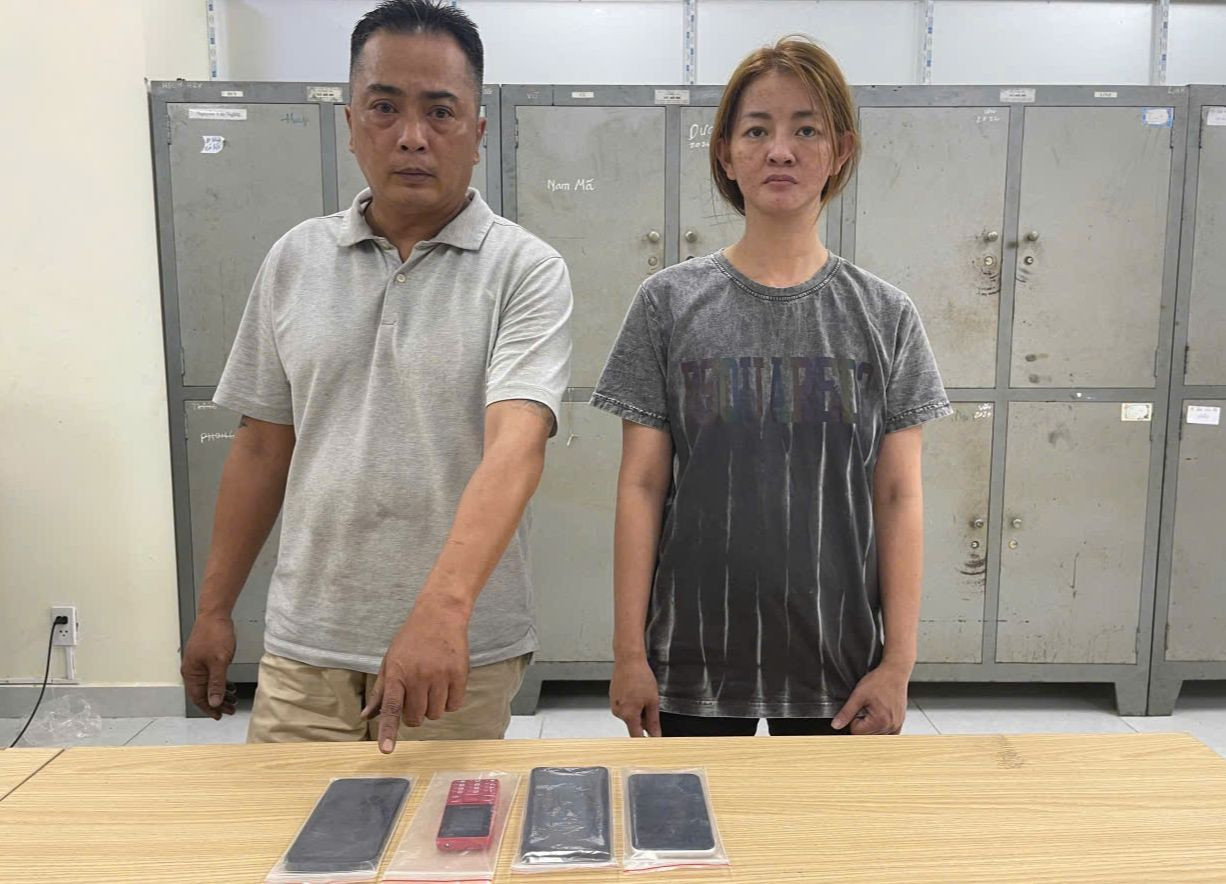 Phạm Đình Chương và Nguyễn Lâm Cẩm Vân cùng tang vật tại cơ quan công an. Ảnh: Công an cung cấp.