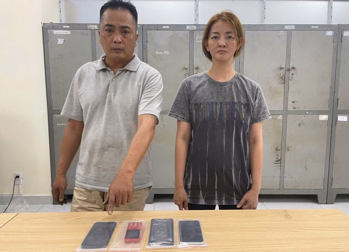 Phạm Đình Chương và Nguyễn Lâm Cẩm Vân cùng tang vật tại cơ quan công an. Ảnh: Công an cung cấp.