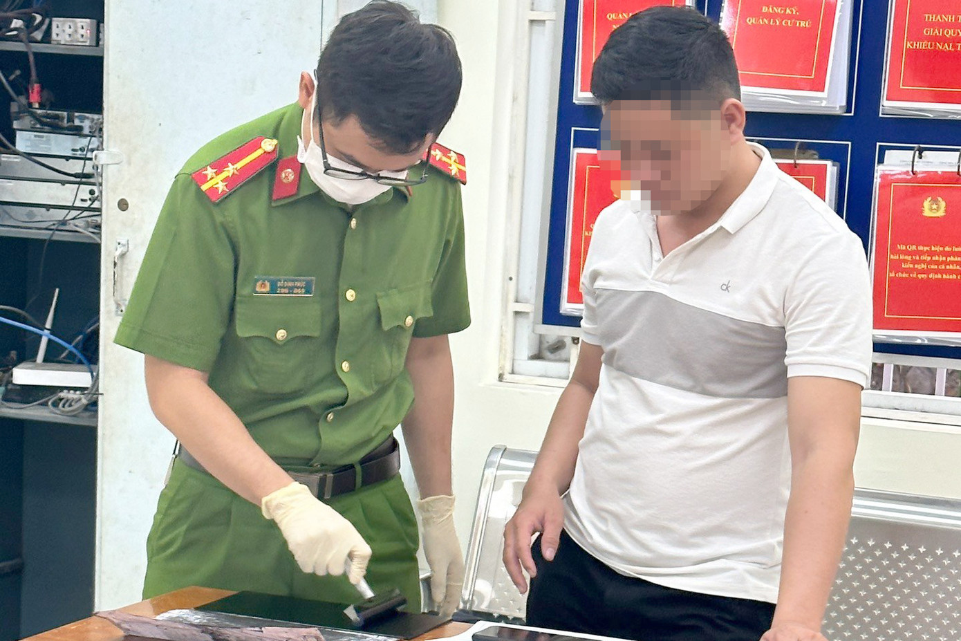 Cơ quan công an làm việc với ông T. Ảnh: A.X.