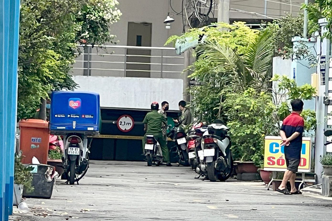 Công an có mặt tại khu vực xảy ra vụ việc (Ảnh: A.X.). Công an có mặt tại khu vực xảy ra vụ việc (Ảnh: A.X.).