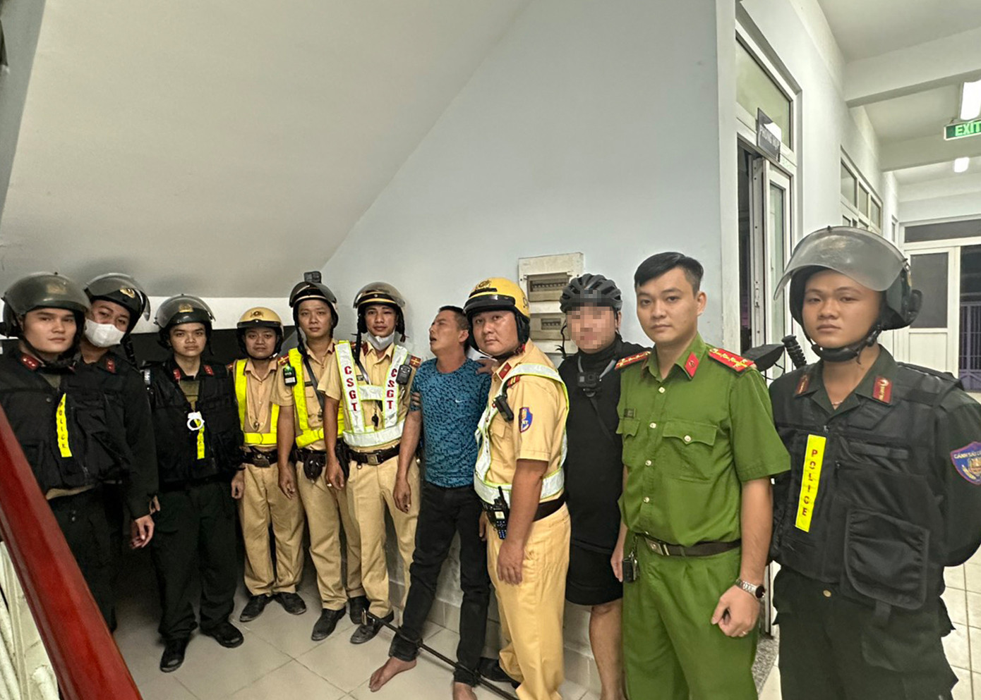 Lực lượng CSGT phối hợp với các đơn vị liên quan bắt giữ đối tượng Lê Văn Sơn. Ảnh: PC08 cung cấp.