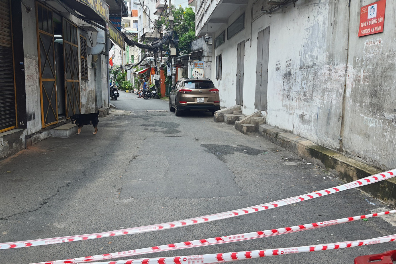 Các lối vào căn nhà xảy ra hỏa hoạn được phong tỏa. Ảnh: Hoàng Thuận. Các lối vào căn nhà xảy ra hỏa hoạn được phong tỏa. Ảnh: Hoàng Thuận.