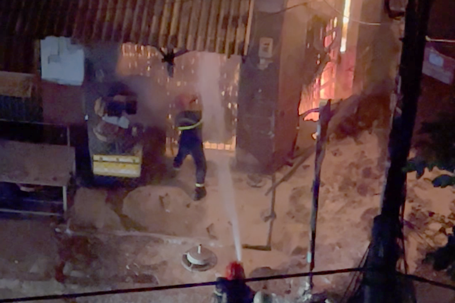 Lính cứu hỏa phá cửa để tiếp cận đám cháy. Ảnh: H.T. Lính cứu hỏa phá cửa để tiếp cận đám cháy. Ảnh: H.T.