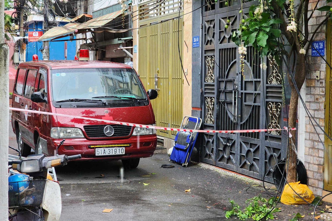 Xe cứu thương tại hiện trường. Ảnh: H.T. Xe cứu thương tại hiện trường. Ảnh: H.T.