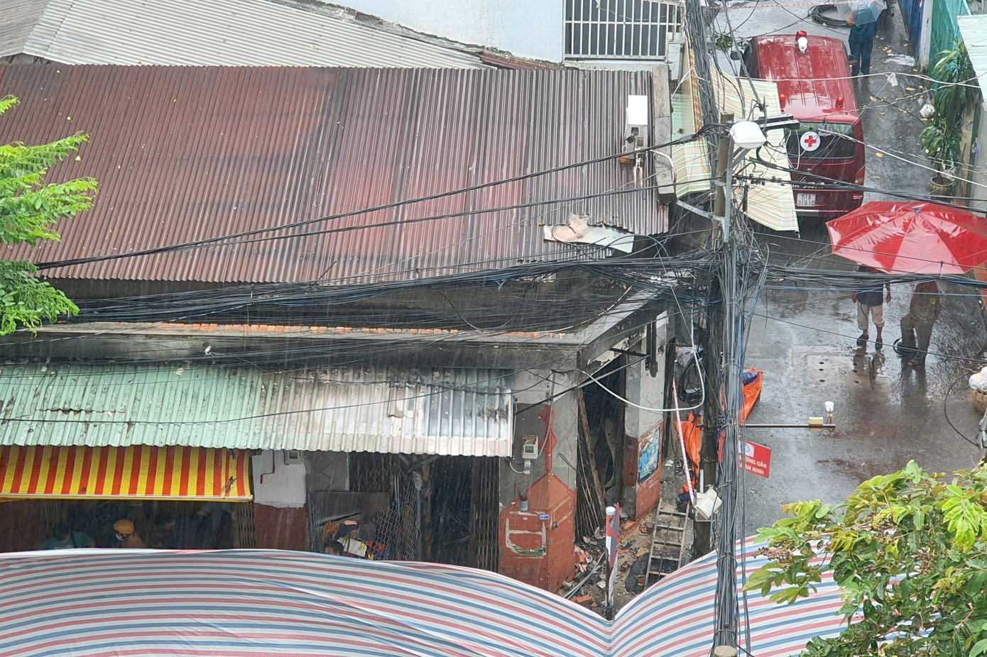 Căn nhà xảy ra hỏa hoạn được căng bạt che kín. Ảnh: H.T. Căn nhà xảy ra hỏa hoạn được căng bạt che kín. Ảnh: H.T.