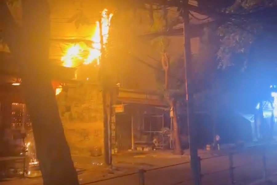 Lửa bùng lên từ căn nhà xảy ra hỏa hoạn. Ảnh cắt từ clip. Lửa bùng lên từ căn nhà xảy ra hỏa hoạn. Ảnh cắt từ clip.