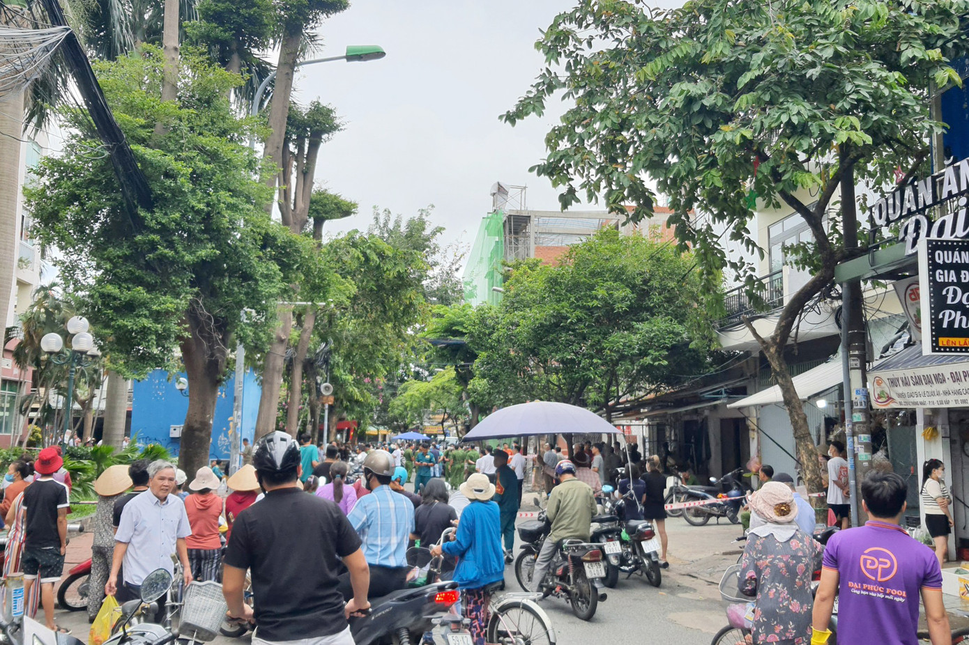 Người dân hiếu kỳ tập trung theo dõi. Ảnh: Hoàng Thuận. Người dân hiếu kỳ tập trung theo dõi. Ảnh: Hoàng Thuận.