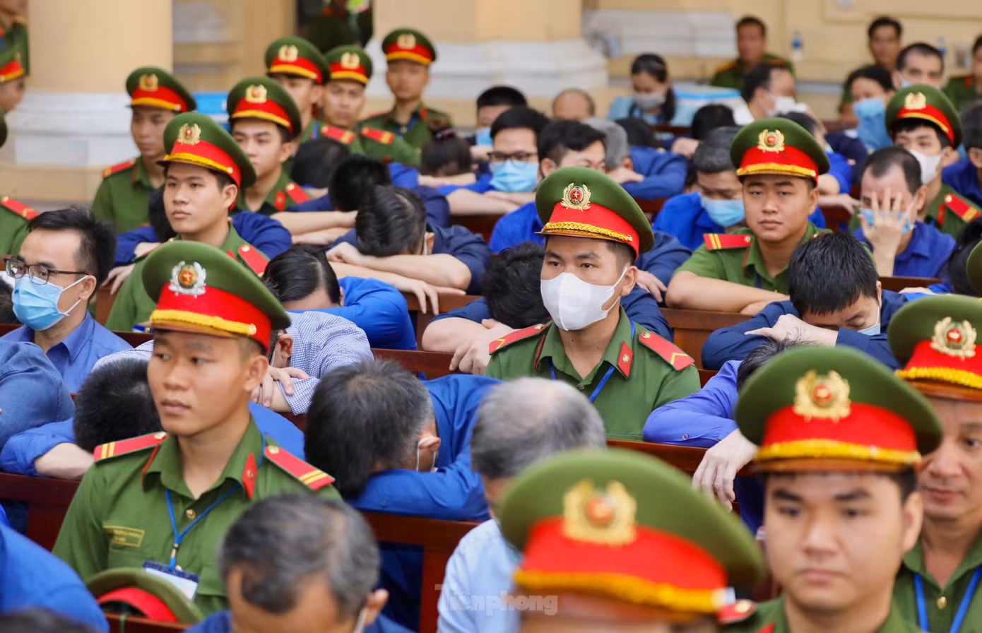 Các bị cáo tại phiên tòa ngày 15/3. Ảnh: Duy Anh.