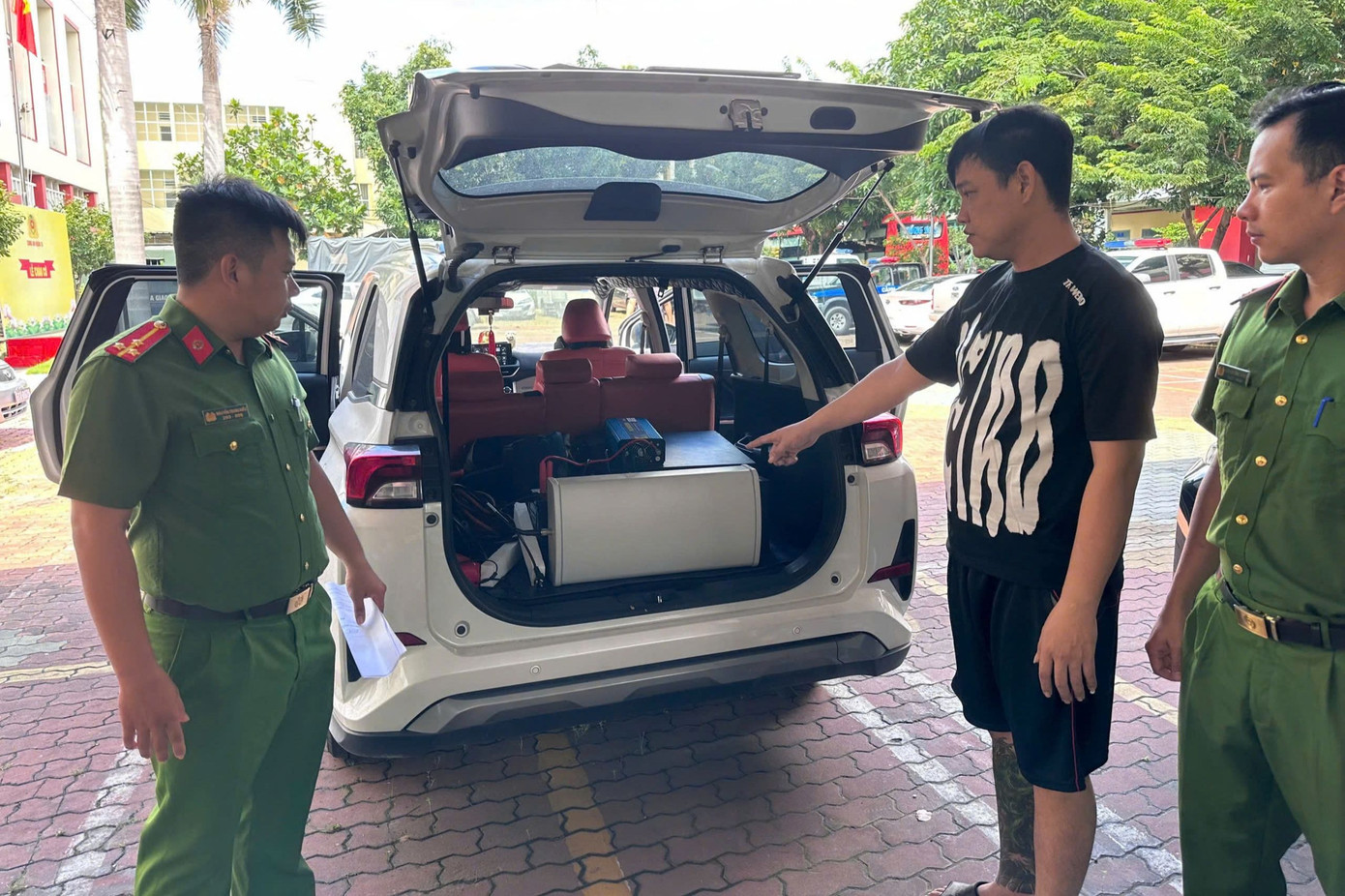 Đối tượng Tòng cùng với tang vật. Ảnh: Công an cung cấp. Đối tượng Tòng cùng với tang vật. Ảnh: Công an cung cấp.