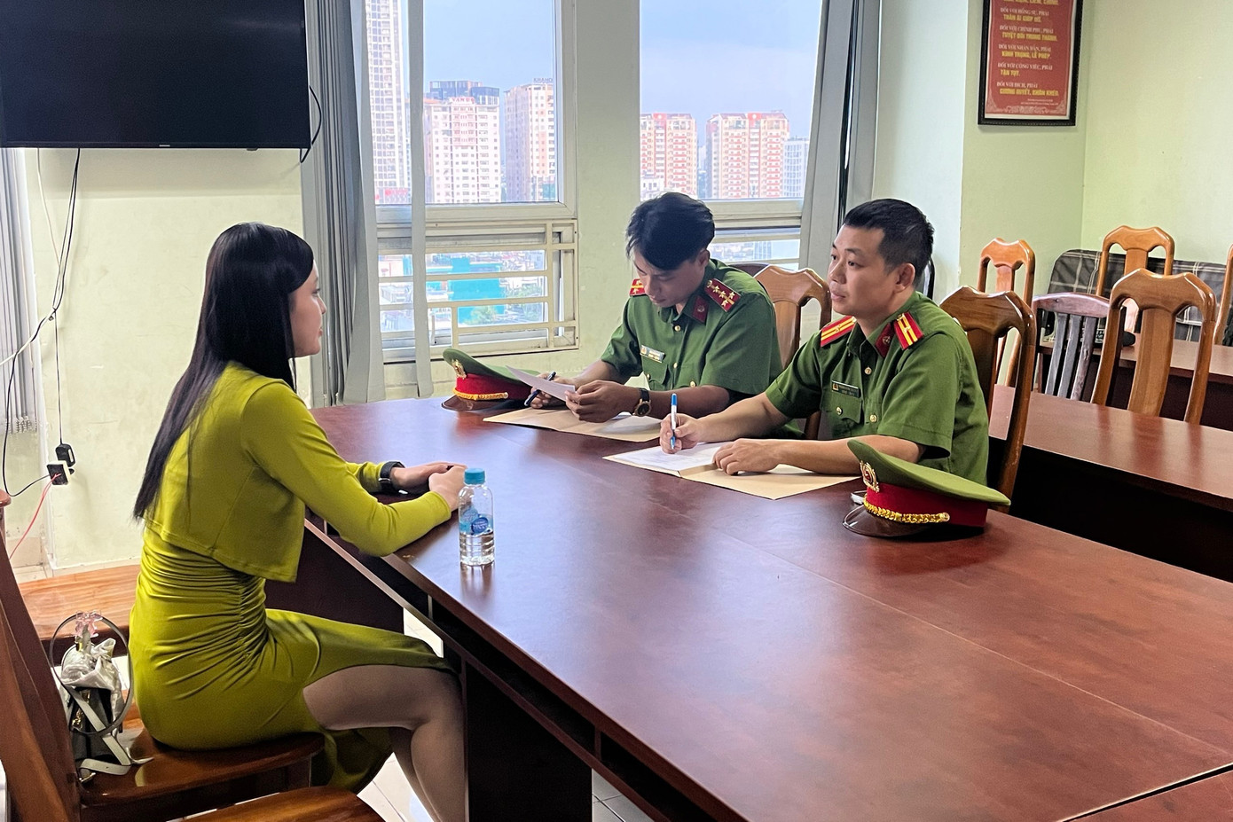 Công an lấy lời khai đối với H. Ảnh: Công an cung cấp.