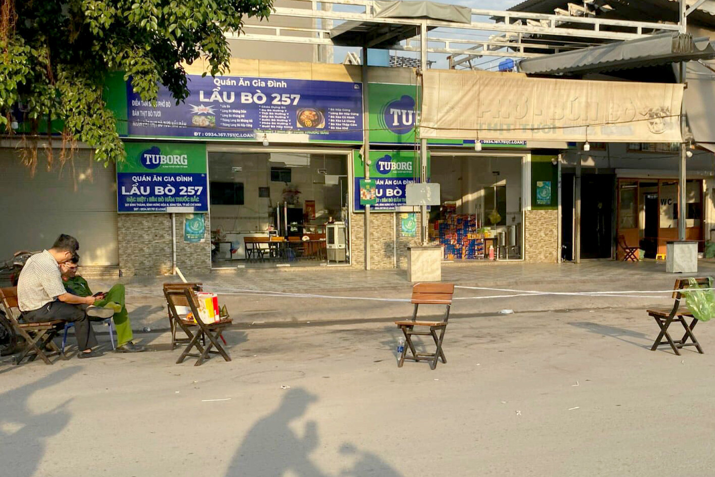 Lực lượng chức năng căng dây phong tỏa, bảo vệ hiện trường. Ảnh: A.X.