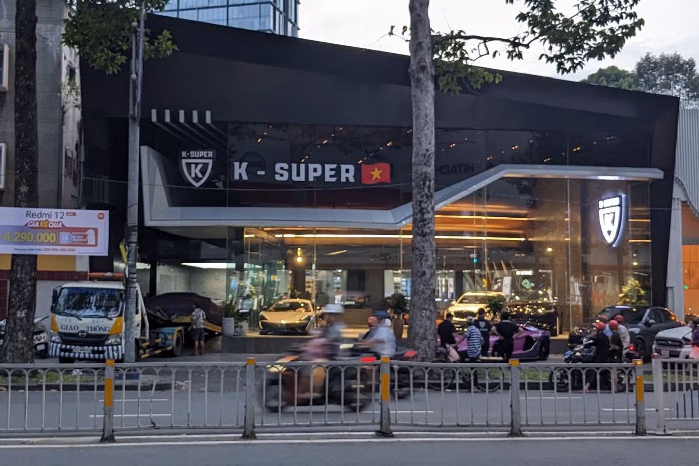 Các siêu xe tại showroom K-Super được di dời đi nơi khác (Ảnh: C.H.). Các siêu xe tại showroom K-Super được di dời đi nơi khác (Ảnh: C.H.).