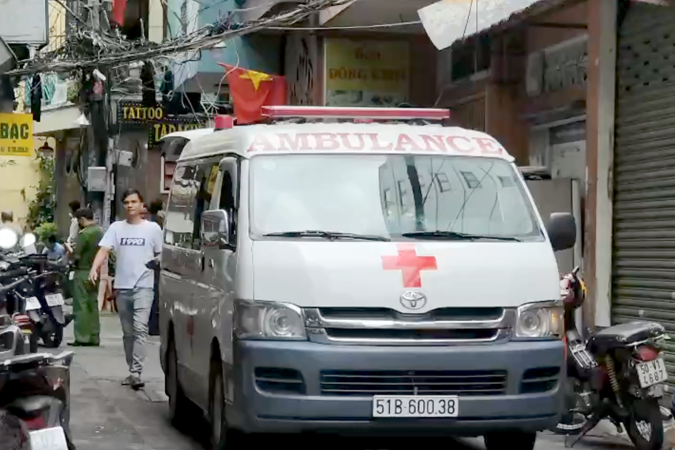 Xe cứu thương và công an có mặt tại căn nhà xảy ra vụ việc.