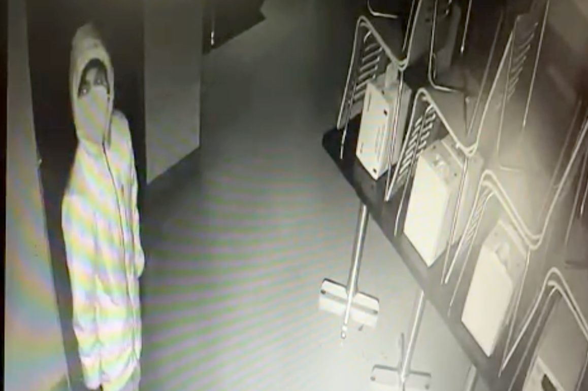 Camera an ninh ghi lại hình ảnh Nam đột nhập nhà hàng (Ảnh cắt từ clip). Camera an ninh ghi lại hình ảnh Nam đột nhập nhà hàng (Ảnh cắt từ clip).