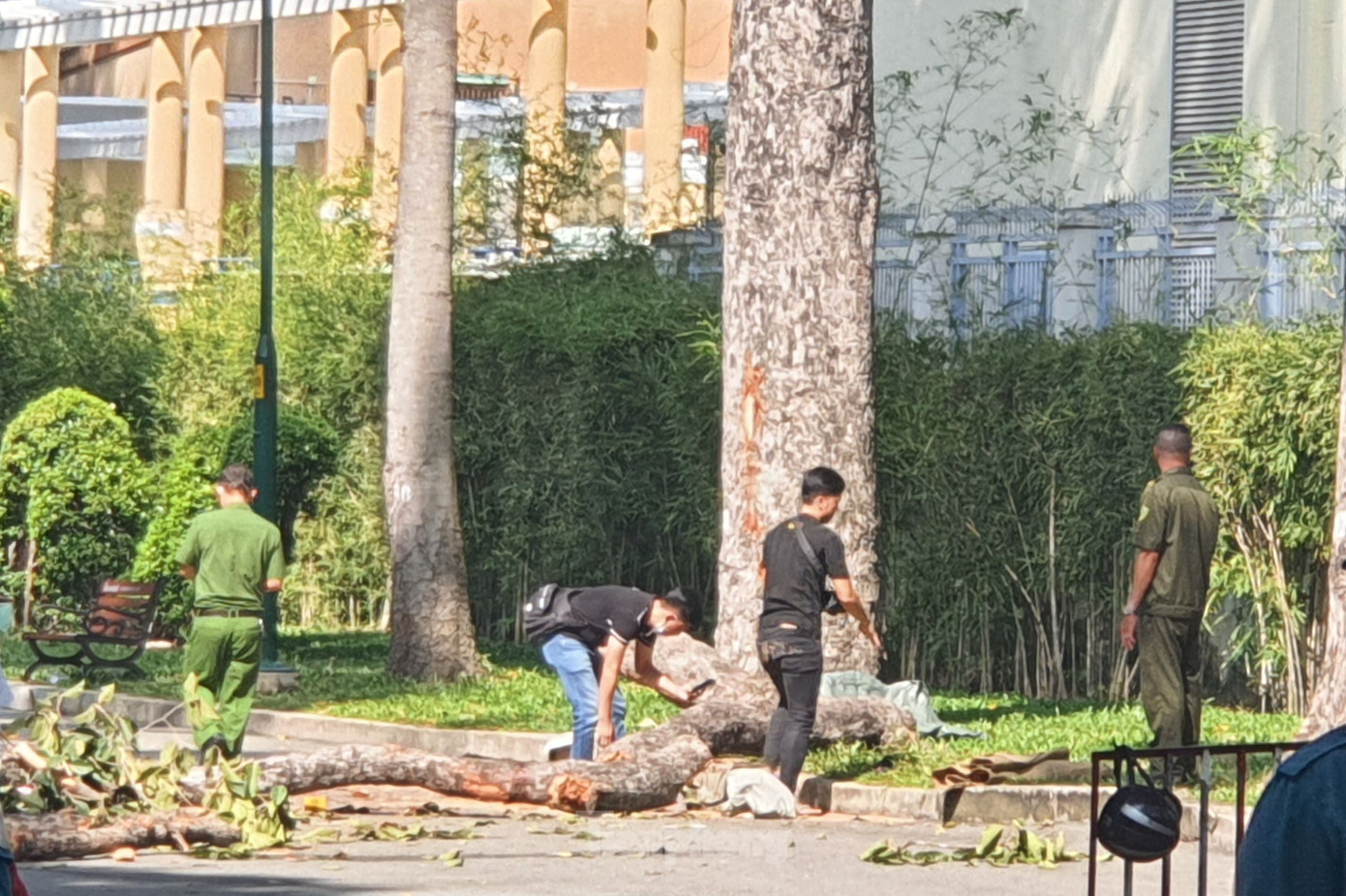 Công an khám nghiệm hiện trường ngay sau khi vụ việc xảy ra. Ảnh: Hoàng Thuận Công an khám nghiệm hiện trường ngay sau khi vụ việc xảy ra. Ảnh: Hoàng Thuận