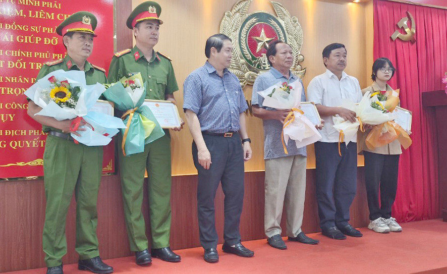 Các cá nhân, tập thể có thành tích xuất sắc trong công tác đấu tranh, phòng chống tội phạm được khen thưởng.