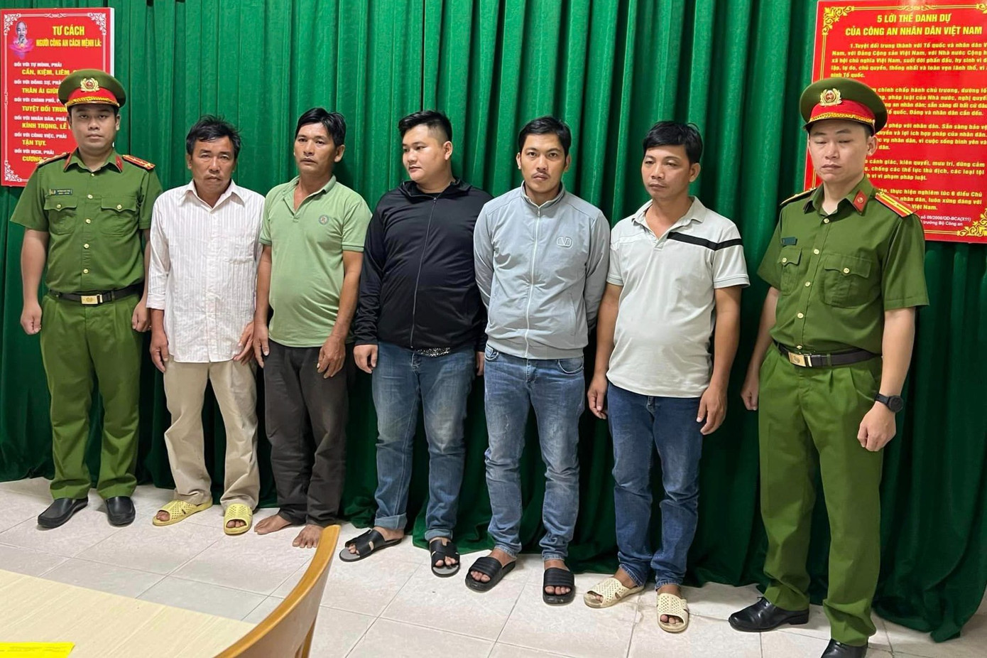 Các đối tượng liên quan bị bắt giữ. Ảnh: Công an cung cấp.