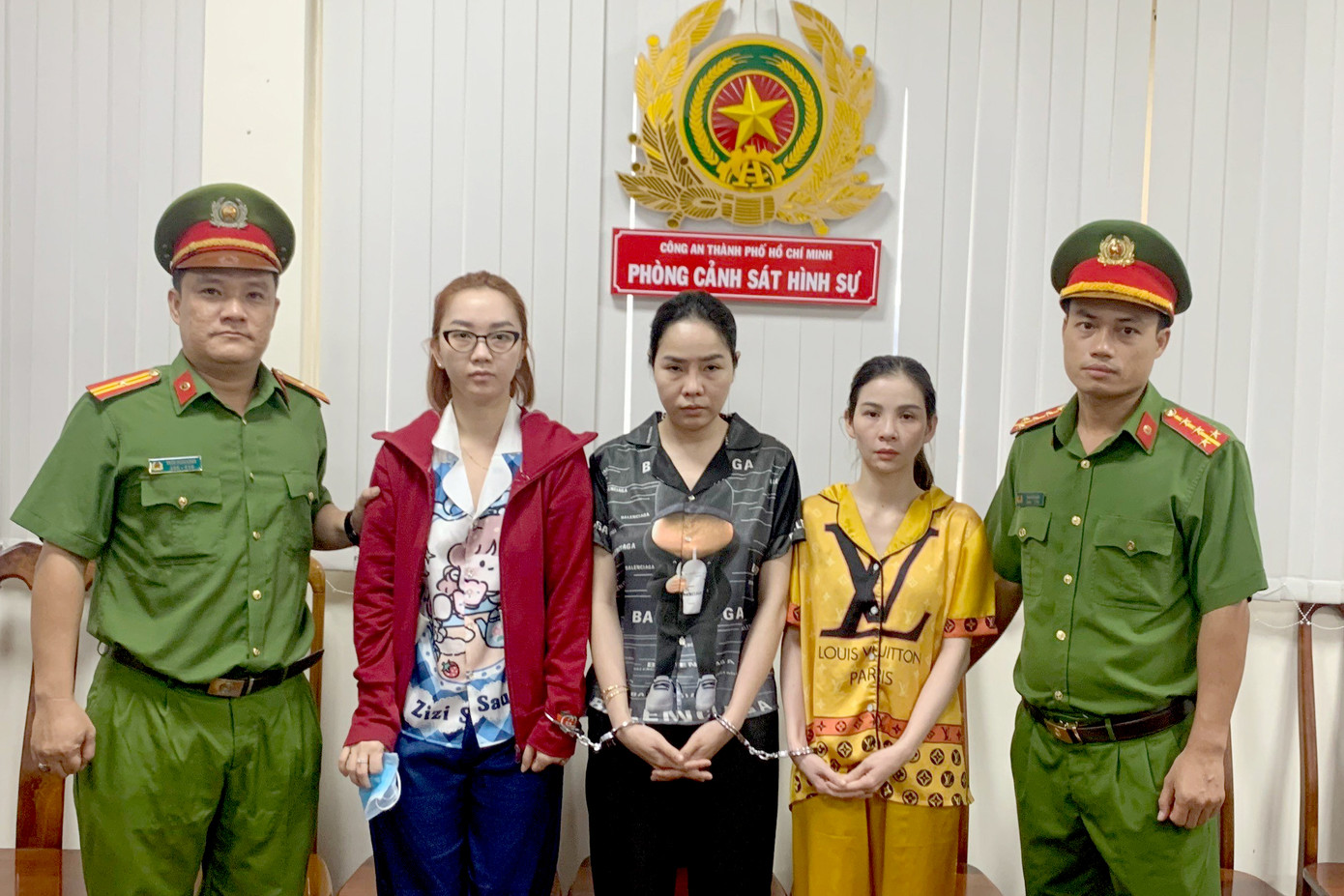 Nguyễn Thị Ngọc Ánh (áo vàng) và 2 quản lý cấp dưới của nhà hàng Song Song bị bắt giữ.