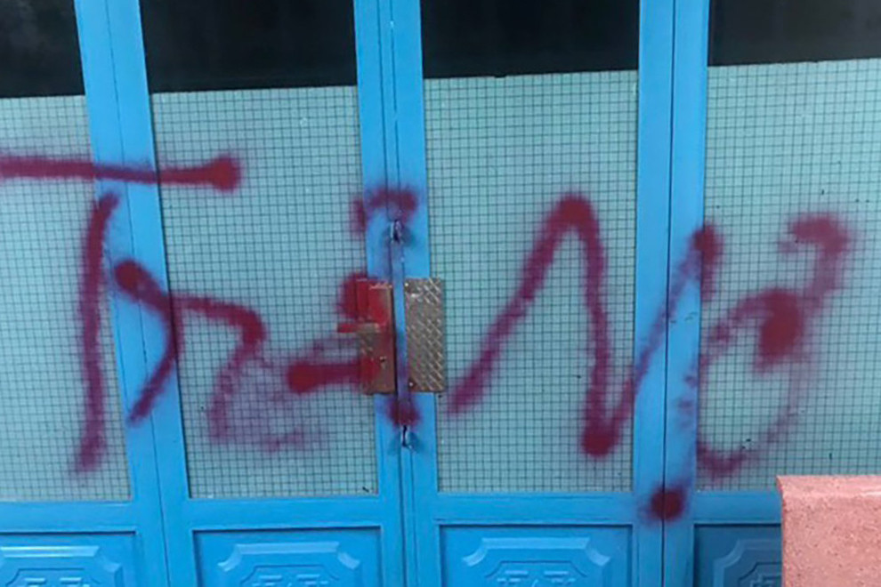 Cửa nhà bà T bị các đối tượng viết 2 chữ "trả nợ". Ảnh: Công an cung cấp.