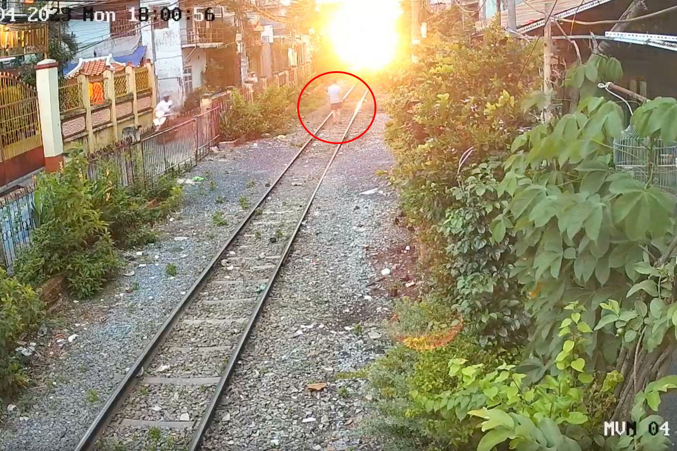 Ông D đứng giữa đường ray khi thấy đoàn tàu tới. Ảnh cắt từ clip. Ông D đứng giữa đường ray khi thấy đoàn tàu tới. Ảnh cắt từ clip.