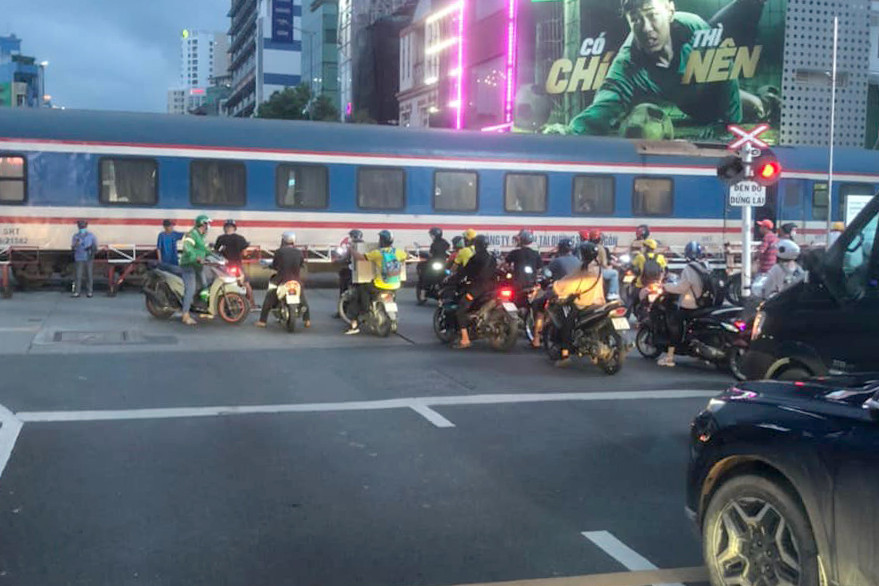 Đoàn tàu chắn ngang đường Nguyễn Văn Trỗi khiến giao thông ùn tắc vào giờ cao điểm. Ảnh: Trần Tài. Đoàn tàu chắn ngang đường Nguyễn Văn Trỗi khiến giao thông ùn tắc vào giờ cao điểm. Ảnh: Trần Tài.