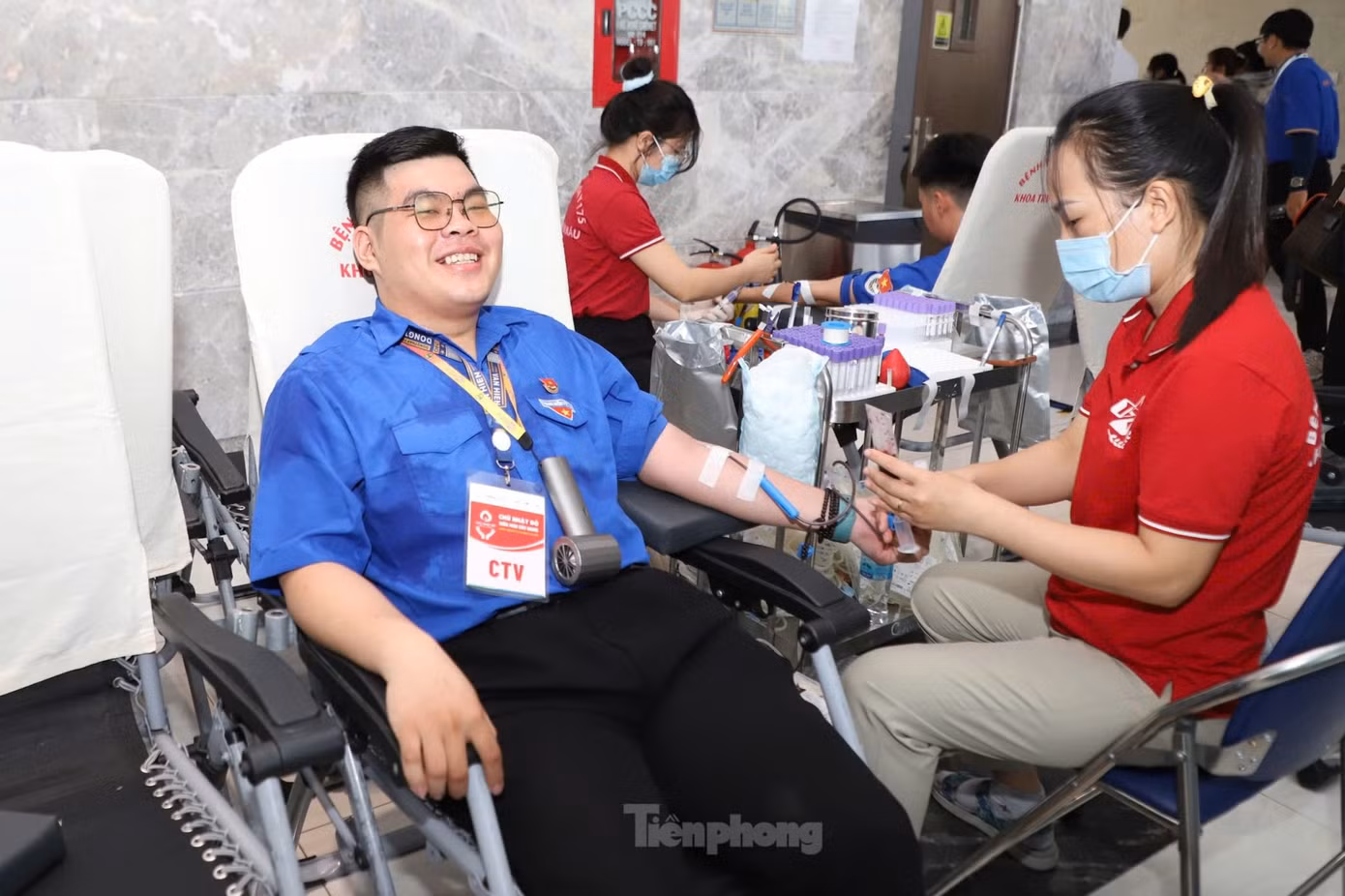 Nam sinh Nguyễn Lâm Gia Bảo tham gia hiến máu trong ngày hội Chủ Nhật Đỏ. Ảnh: Ngô Tùng. Nam sinh Nguyễn Lâm Gia Bảo tham gia hiến máu trong ngày hội Chủ Nhật Đỏ. Ảnh: Ngô Tùng.