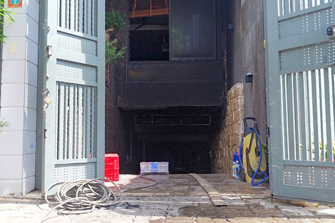 Tường căn nhà bị ám khói đen sau hỏa hoạn. Tường căn nhà bị ám khói đen sau hỏa hoạn.