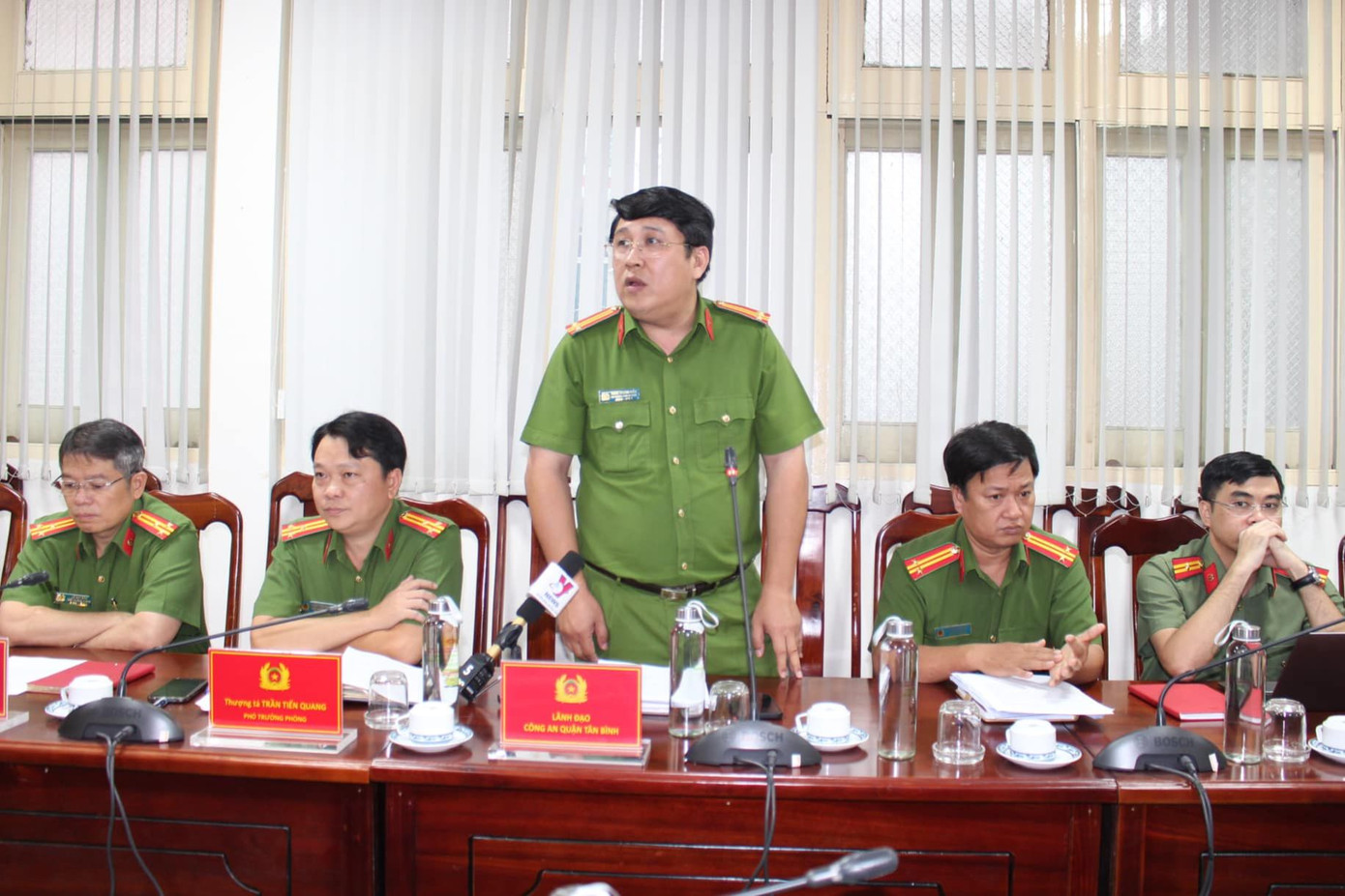 Trung tá Phạm Trung Hiếu (người đứng) thông tin về vụ án. Ảnh: Công an cung cấp. Trung tá Phạm Trung Hiếu (người đứng) thông tin về vụ án. Ảnh: Công an cung cấp.