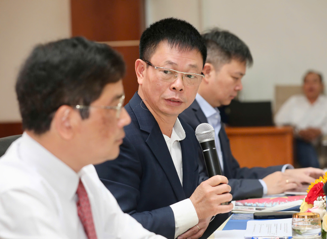 Nhà báo Phùng Công Sưởng đặt câu hỏi thảo luận về việc đảm bảo cung ứng điện. Nhà báo Phùng Công Sưởng đặt câu hỏi thảo luận về việc đảm bảo cung ứng điện.