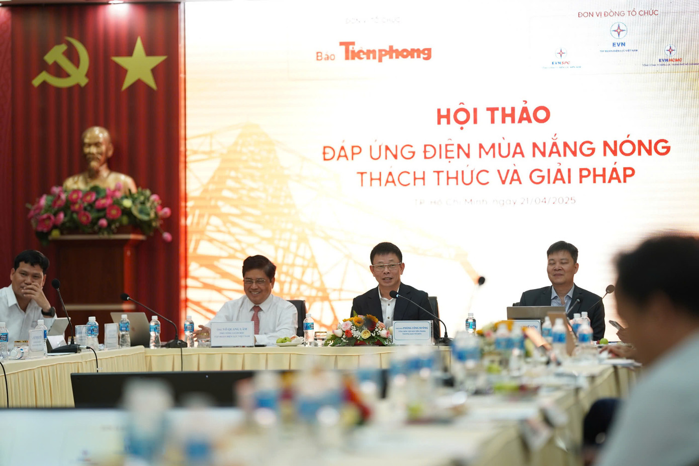 Tại hội thảo, lãnh đạo EVN thông tin về dự án Luật Sử dụng năng lượng tiết kiệm và hiệu quả sẽ được trình Quốc hội vào tháng 5. Tại hội thảo, lãnh đạo EVN thông tin về dự án Luật Sử dụng năng lượng tiết kiệm và hiệu quả sẽ được trình Quốc hội vào tháng 5.