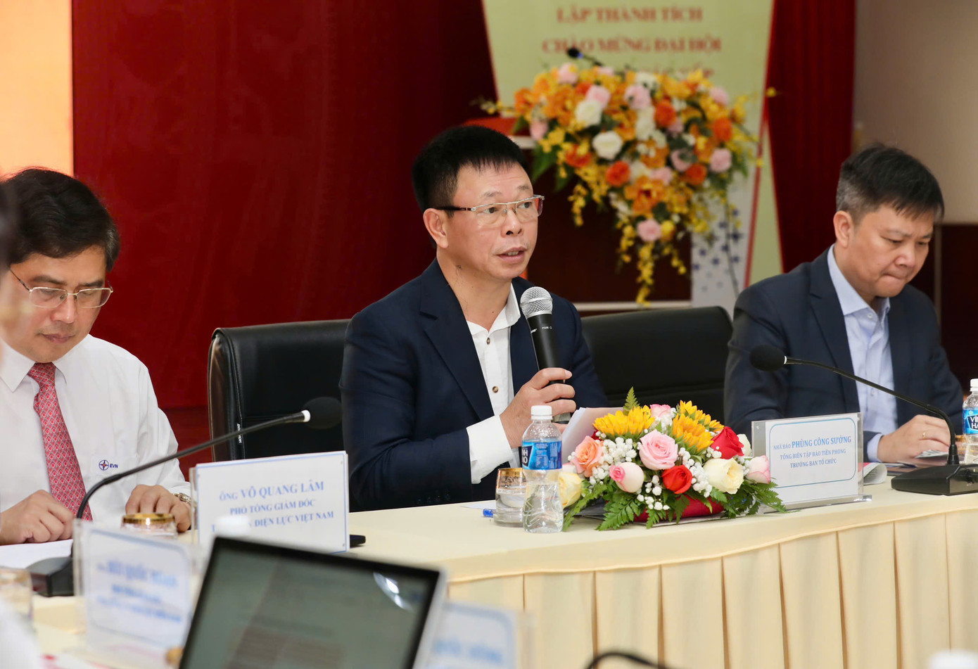 Nhà báo Phùng Công Suởng đặt câu hỏi với ngành điện về việc ứng phó khi có tình huống cực đoan xảy ra. Nhà báo Phùng Công Suởng đặt câu hỏi với ngành điện về việc ứng phó khi có tình huống cực đoan xảy ra.