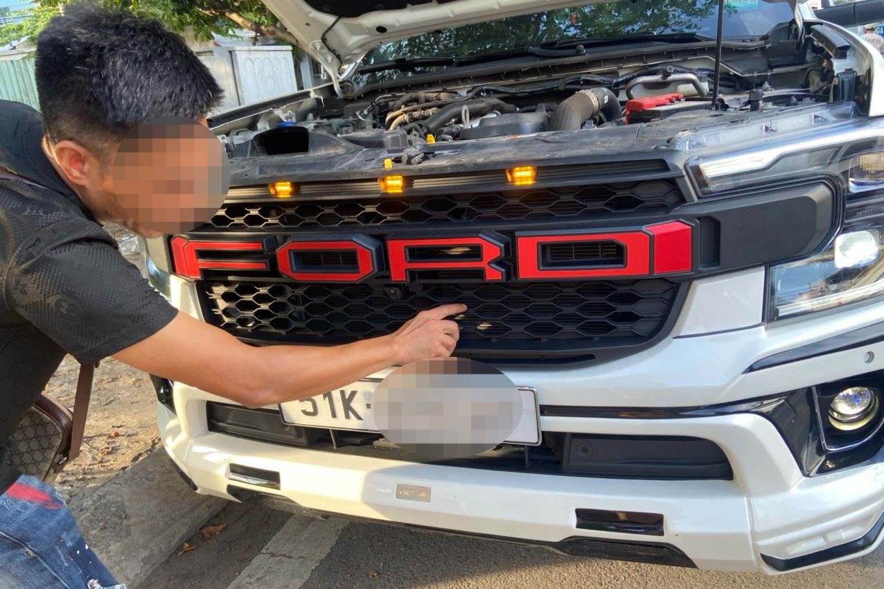 Các vị trí lắp thêm đèn chiếu sáng đã được chủ ô tô tháo gỡ.