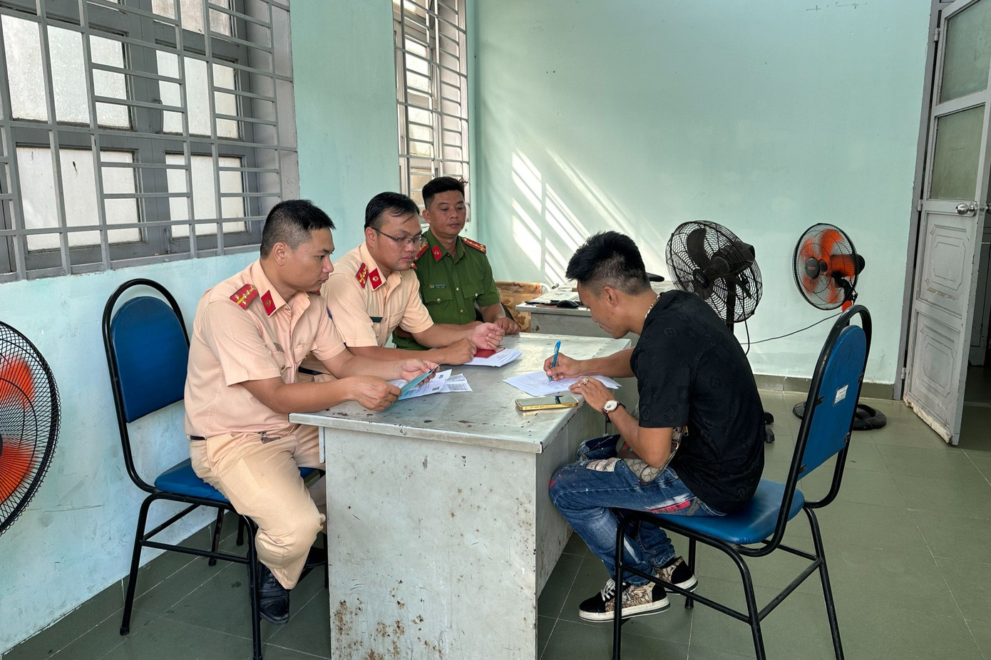 Lực lượng CSGT làm việc với chủ ô tô bán tải.