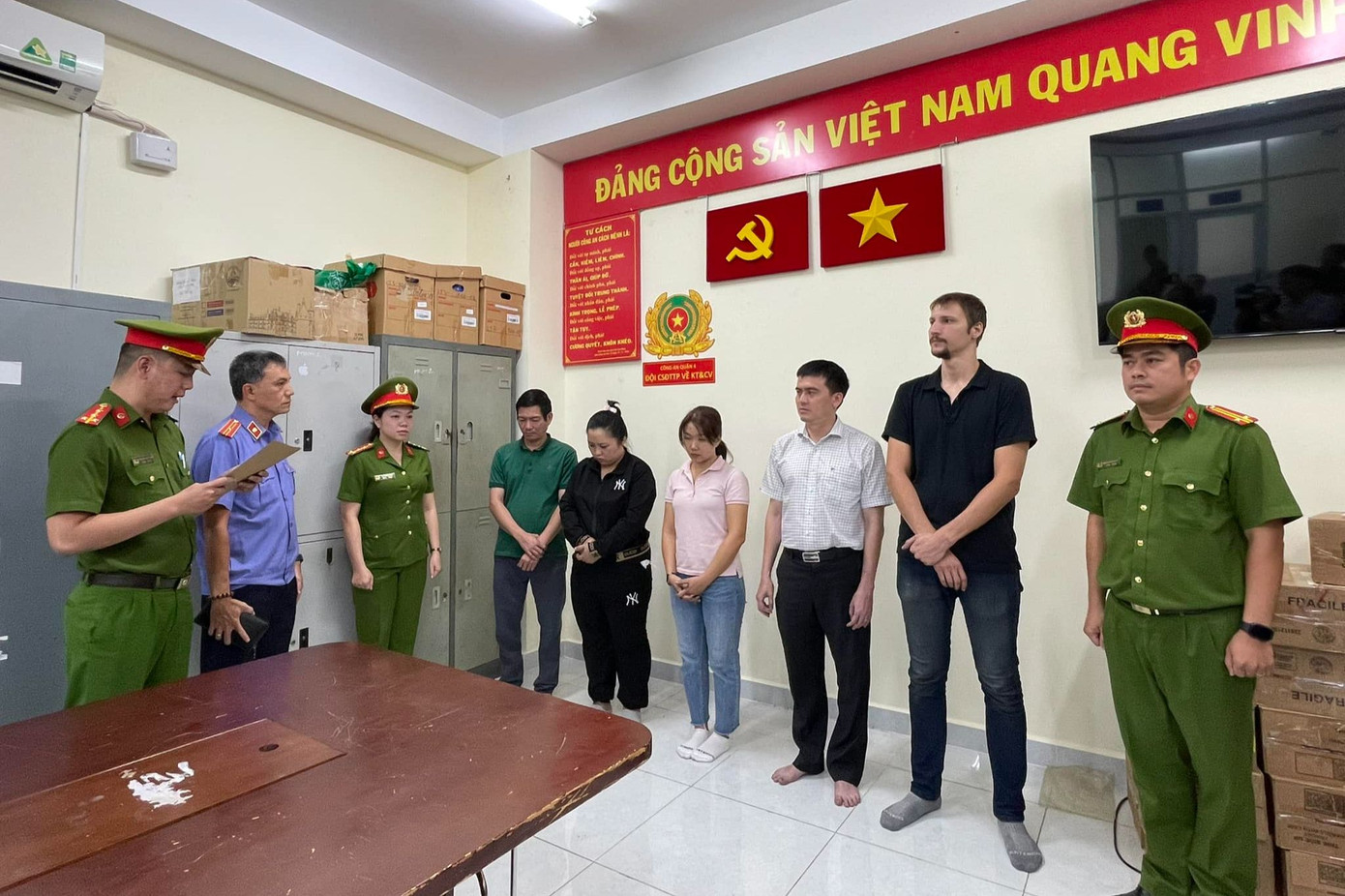 Cơ quan công an tống đạt các quyết định đối với ông Hải (thứ 3 từ phải sang) cùng đồng phạm. Ảnh: Công an cung cấp.