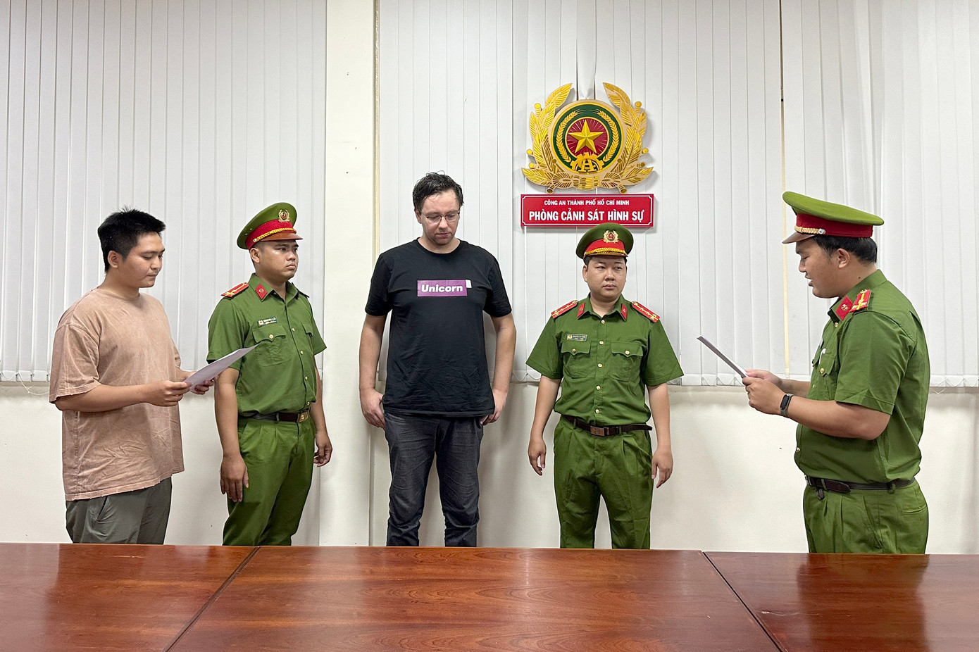 Cơ quan điều tra tống đạt các quyết định đối với Aigars Plivčs (Ảnh: Công an cung cấp). Cơ quan điều tra tống đạt các quyết định đối với Aigars Plivčs (Ảnh: Công an cung cấp).