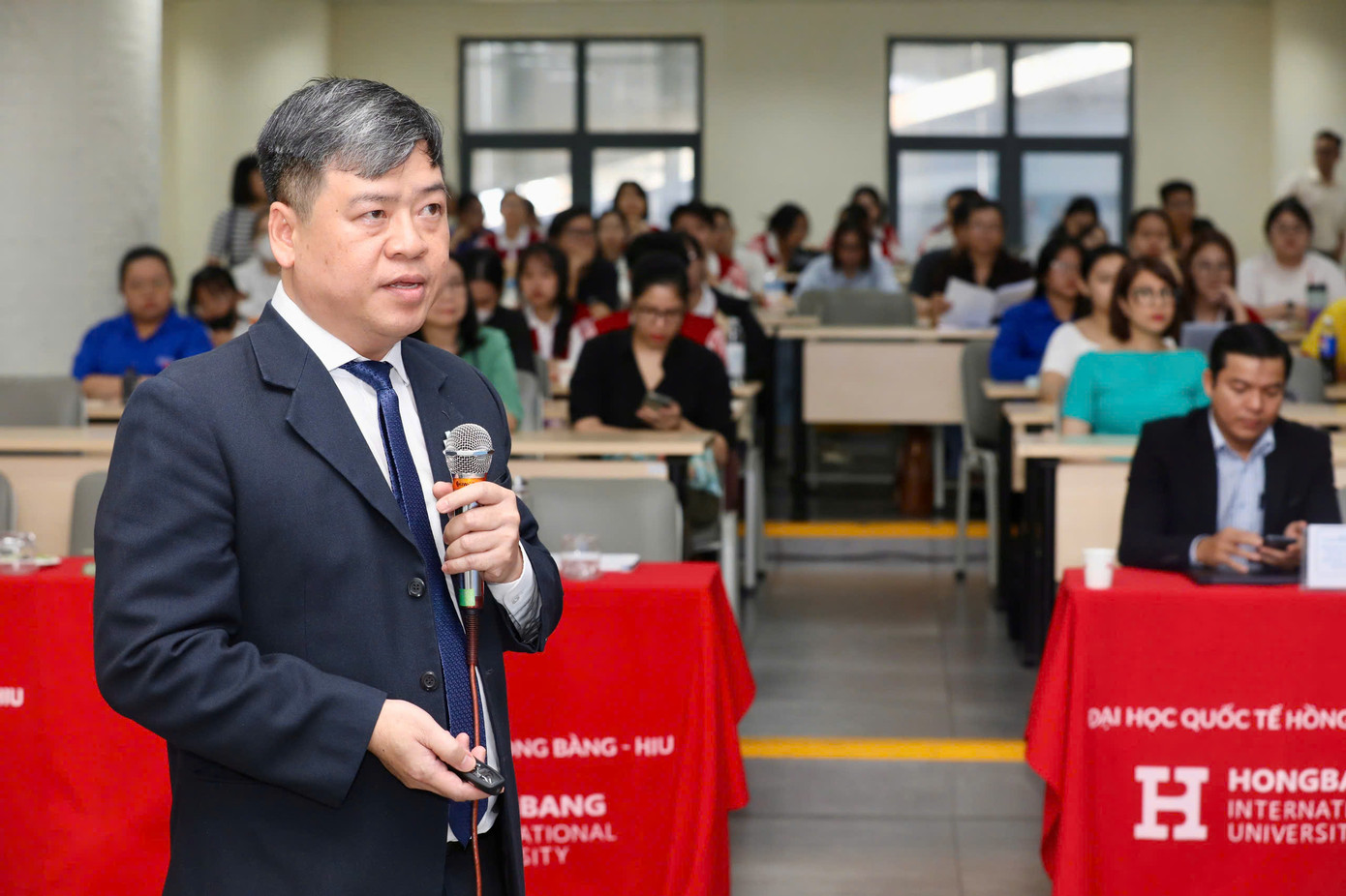 TS.BS. Nguyễn Tuấn, Giám đốc Y khoa Tập đoàn y khoa Hoàn Mỹ trình bày tham luận tại hội thảo. Ảnh: Duy Anh. TS.BS. Nguyễn Tuấn, Giám đốc Y khoa Tập đoàn y khoa Hoàn Mỹ trình bày tham luận tại hội thảo. Ảnh: Duy Anh.