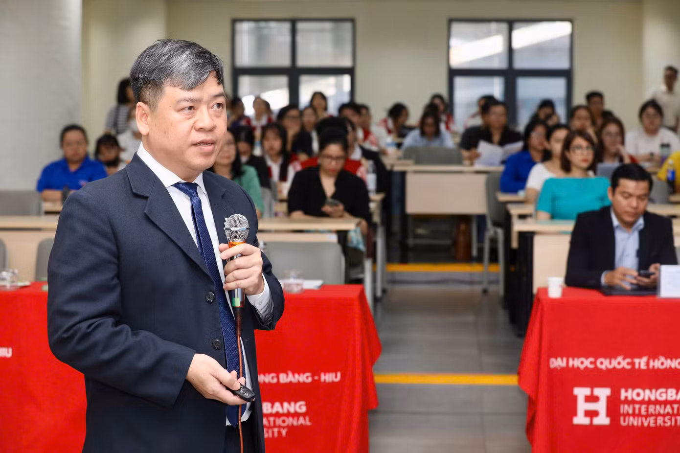 TS.BS. Nguyễn Tuấn, Giám đốc Y khoa Tập đoàn y khoa Hoàn Mỹ trình bày tham luận tại hội thảo. Ảnh: Duy Anh.