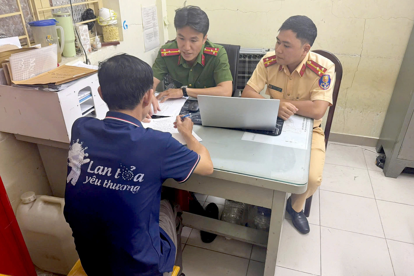 Công an làm việc với người đàn ông trong nhóm chiếm đường để chơi bóng bàn. Ảnh: Công an cung cấp. Công an làm việc với người đàn ông trong nhóm chiếm đường để chơi bóng bàn. Ảnh: Công an cung cấp.