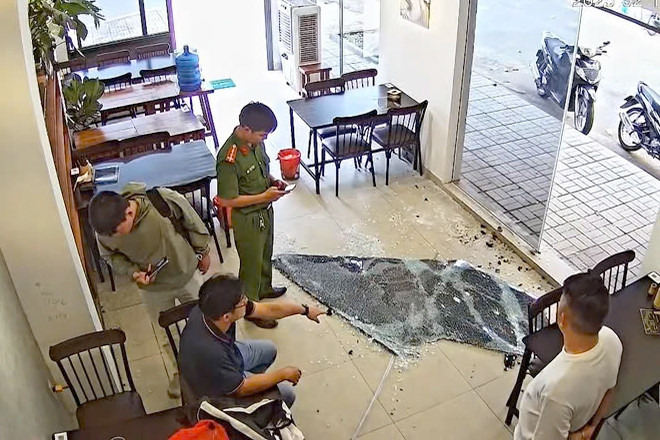 Lực lượng công an có mặt khám nghiệm hiện trường. Ảnh: C.A.