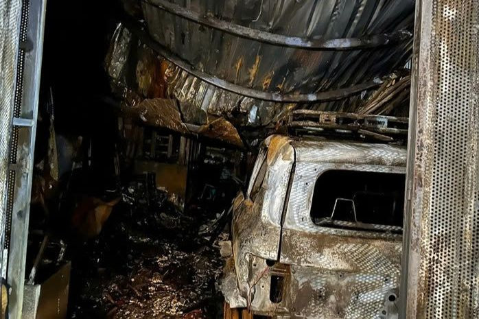 Ô tô bị thiêu rụi trong vụ cháy. Ảnh: C.A. Ô tô bị thiêu rụi trong vụ cháy. Ảnh: C.A.