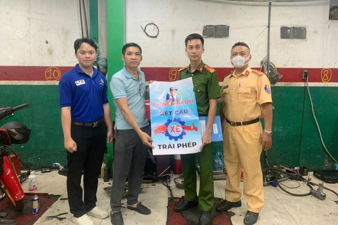 Lực lượng chức năng vận động một tiệm sửa xe không thay đổi kết cấu xe trái phép. Ảnh: A.X.