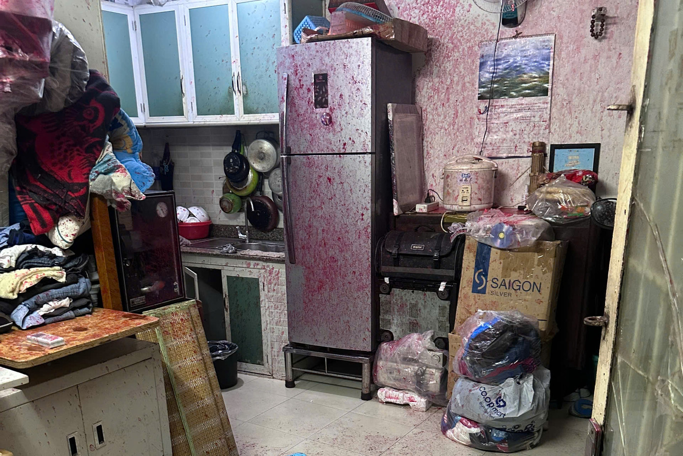 Chất bẩn dính đầy đồ đạc trong nhà ông N.. Ảnh: H.T.