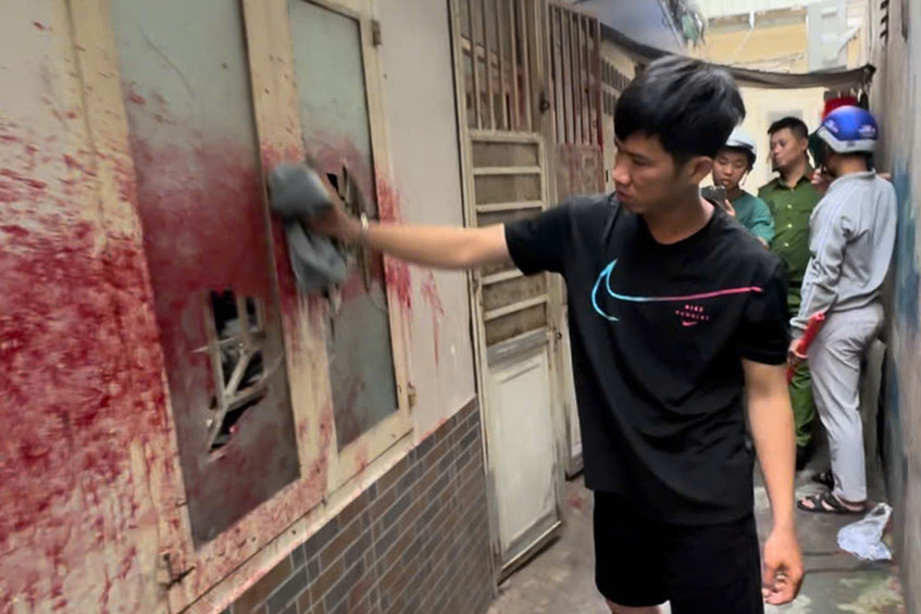 Lực lượng chức năng đưa Phi đến hiện trường để lau chùi chất bẩn. Ảnh: H.T.