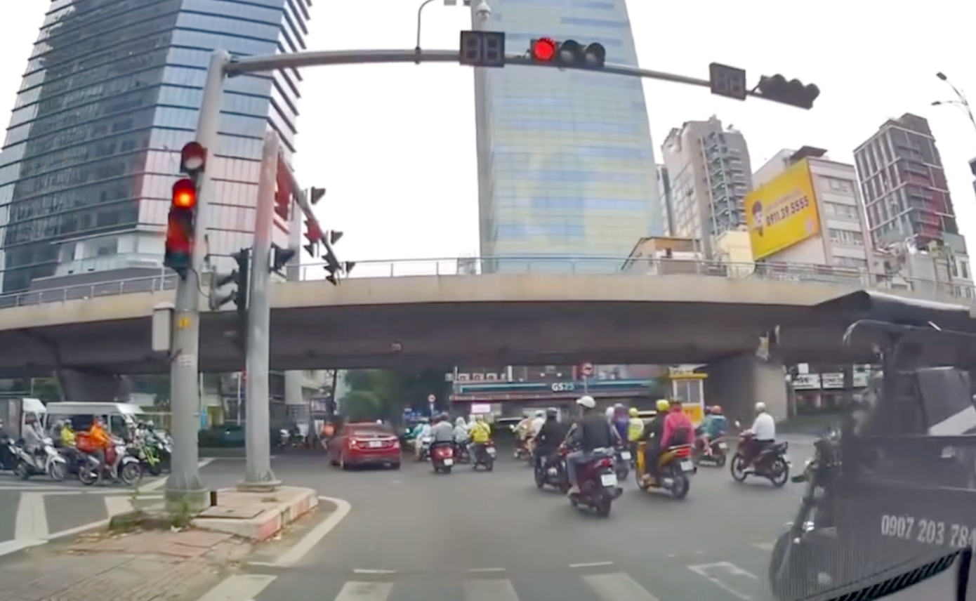 Nhiều phương tiện "vượt đèn đỏ" vì sự cố đèn tín hiệu. Ảnh: C.A.