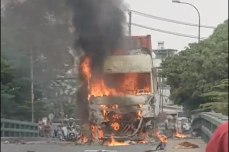 Lửa bao trùm cabin xe container. Ảnh cắt từ clip. Lửa bao trùm cabin xe container. Ảnh cắt từ clip.