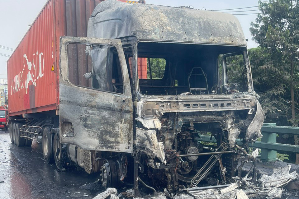 Cabin xe container bị cháy rụi. Ảnh: Quang Linh. Cabin xe container bị cháy rụi. Ảnh: Quang Linh.