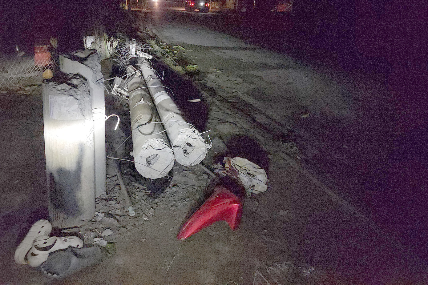 Hai trụ điện bị xe ben kéo đổ.