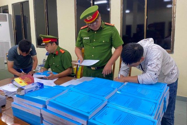 Cơ quan công an tống đạt kết luận điều tra đối với các bị can. Ảnh: Công an cung cấp. Cơ quan công an tống đạt kết luận điều tra đối với các bị can. Ảnh: Công an cung cấp.