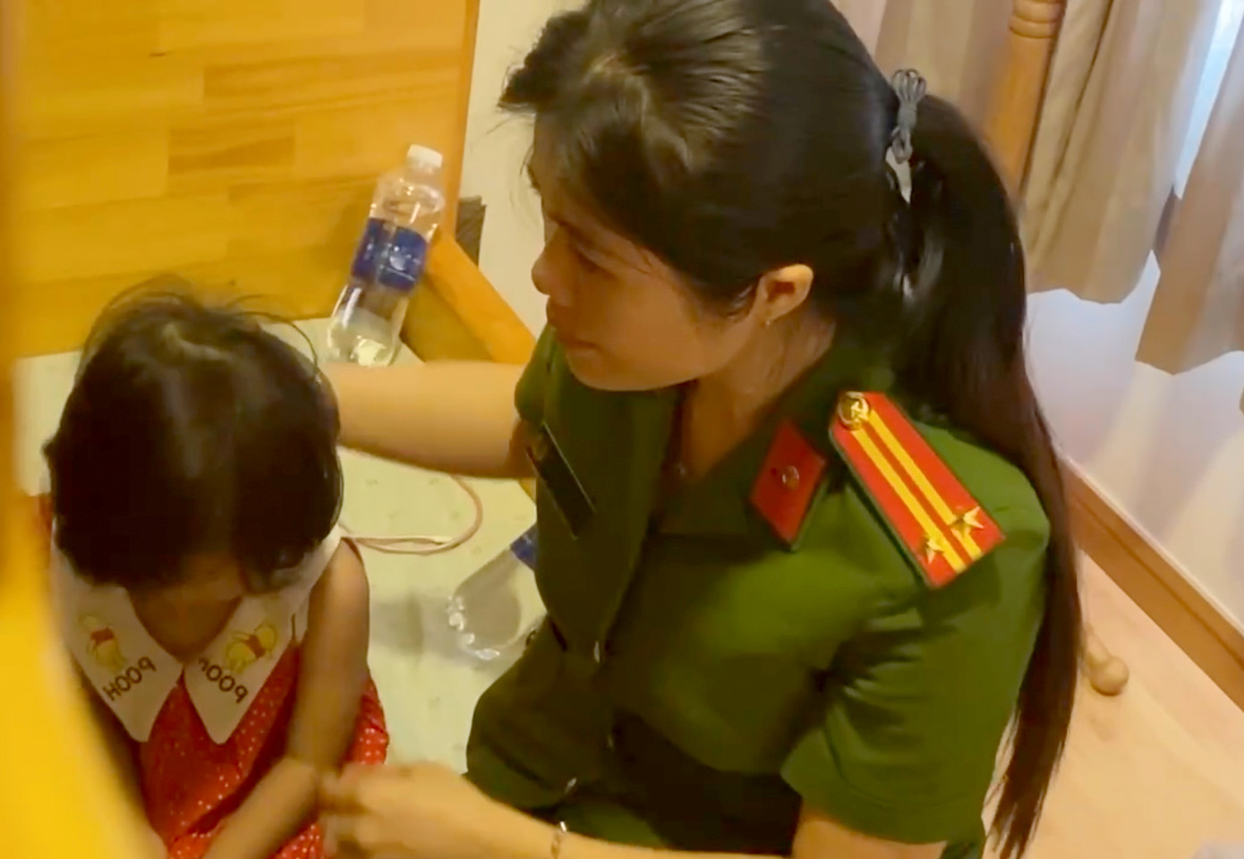 Hai con của chị Chi được công an tìm thấy tại căn hộ của Vi sau nhiều ngày mất tích. Hai con của chị Chi được công an tìm thấy tại căn hộ của Vi sau nhiều ngày mất tích.