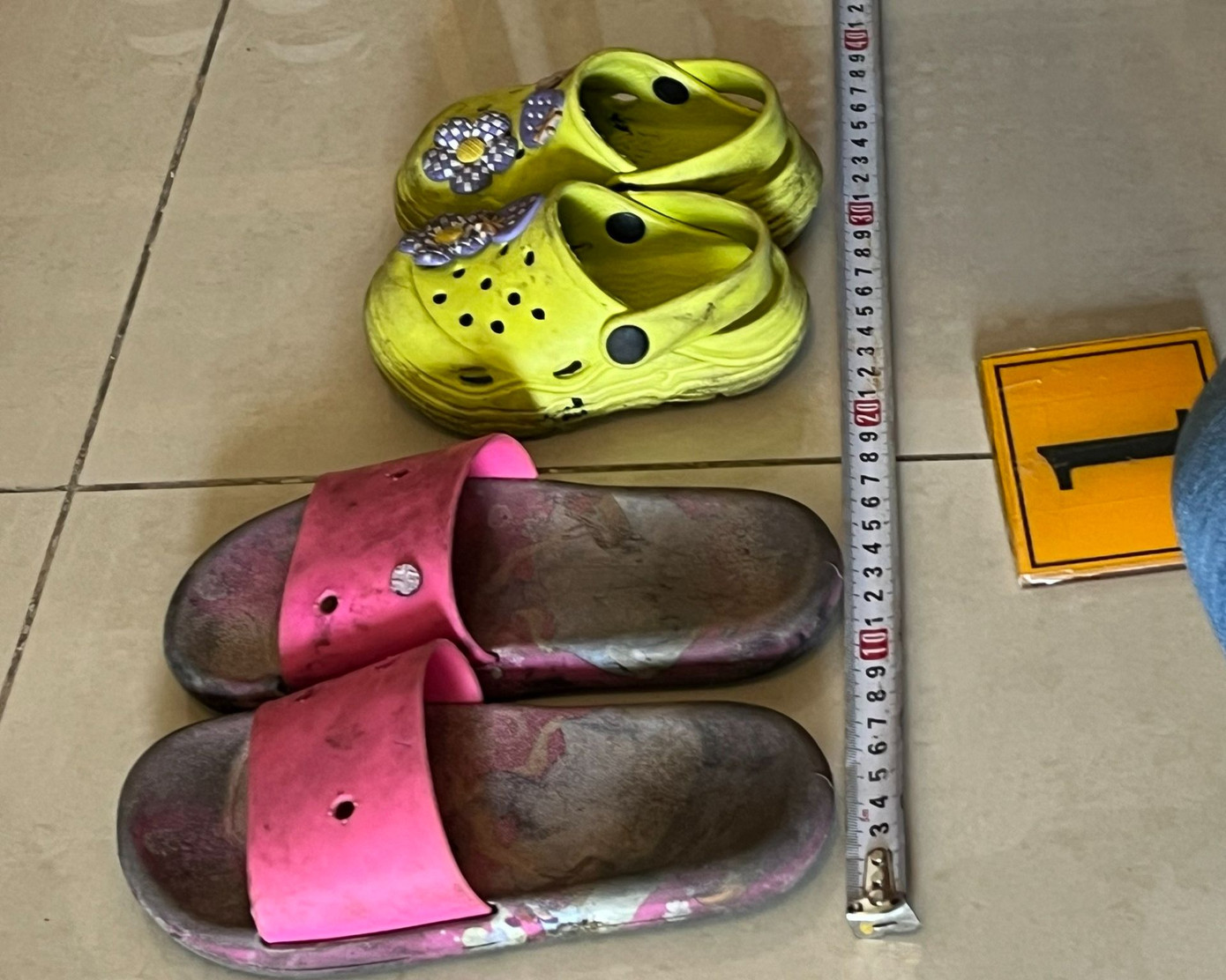 Đôi dép của 2 bé gái. Đôi dép của 2 bé gái.